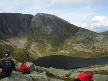 Okraj kotle Lochnagaru a v něm ukryté skalní pleso