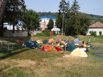 Útočištěm v Sighishoiře se nám stal útulný kemp, který si při větších skupinách, jako jsme byli i my, vypomáhá prostorově přilehlým fotbalovým hřištěm