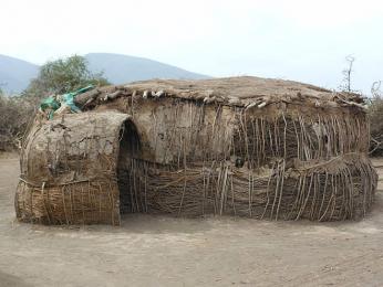 Velmi skromné obydlí Masajů