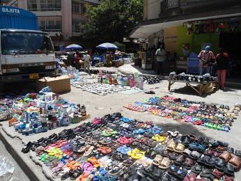 Na tržišti v Dar es Salaamu se dá obchodovat s čímkoliv