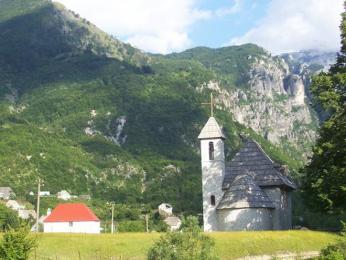 Thethi – cesta z našeho treku vedla do horské vesničky pod naším tábořištěm