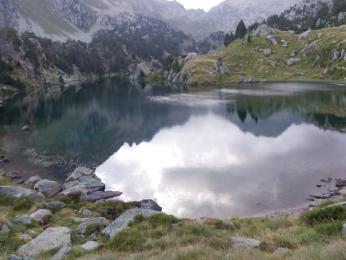 Jedno z mnoha jezer v NP Aigüestortes y Estany Sant Maurici