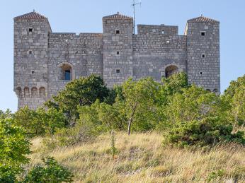 Turecká pevnost Haj-Nehaj je významnou dominantou města Senj
