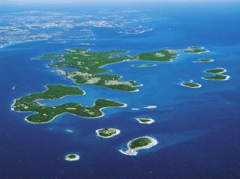 Součástí NP Brijuni je i ostrůvek ve tvaru ryby nazývaný Fish island 
