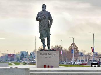 Prezidenta Franja Tuđmana připomíná také tato socha v Záhřebu