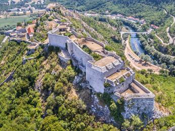Pevnost Svatého Spasitele se tyčí na vysoké skále nad městem Knin