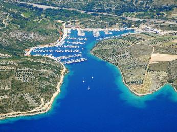 K nejkrásnějším přístavům Dalmácie patří marina Kremik poblíž Primoštenu