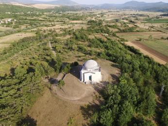 Monumentální hrobku vystavěl sochař Ivan Meštrović pro svou rodinu