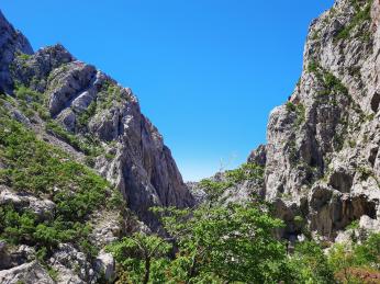 Dva kaňony parku Paklenica přitahují nejen milovníky horolezectví 