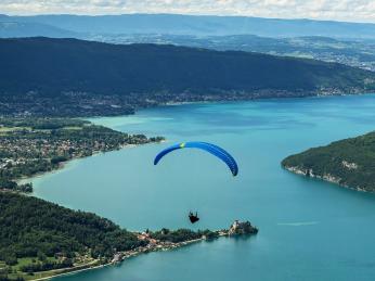 Létání nad vrcholky hor s výhledem na moře, to je paragliding v Chorvatsku