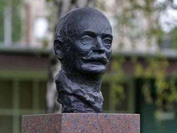 Eduard Slavoljub Penkala má bustu na nádvoří technického muzea v Záhřebu