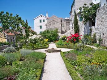 Ojedinělá klášterní zahrada ze 17. století nese přezdívku Šípková Růženka