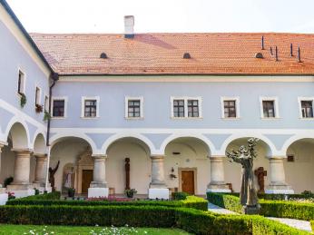 Františkánský klášter ve Slavonském Brodu má překrásnou křížovou chodbu 