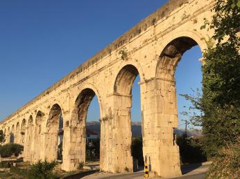 Při příjezdu do Splitu uvidíte hned u silnice část Diokleciánova akvaduktu 