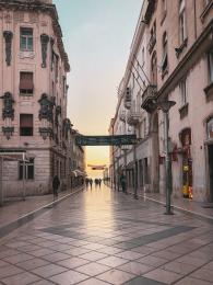 Marmontova ulice je hlavní nákupní třída Splitu, kde nechybí ani rybí trh