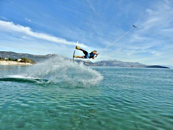  Wakeboarding můžete zkusit i ve speciálních kabelových parcích