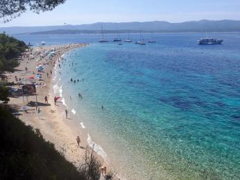 Slavná pláž Zlatni rat je ideálním místem také pro windsurfing