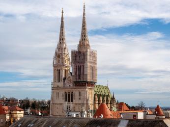 Novogotickou katedrálu v Záhřebu zdobí dvě zvonice