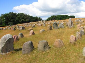 Lindholm Høje ukrývá téměř 700 hrobů