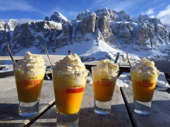 Dejte si na svahu pauzu a ochutnejte bombardino, nápoj zimních Dolomit