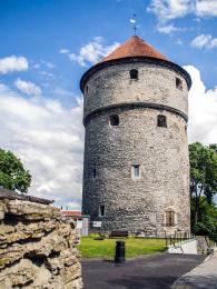Masivní věž z&nbsp;15.&nbsp;století dostala jméno Kiek-in-de-Kök (Koukni do kuchyně)