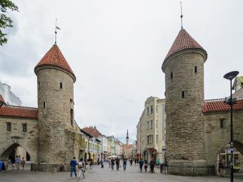 Dvě strážní věže ze 14. století tvoří vstupní bránu do starého města Tallinu