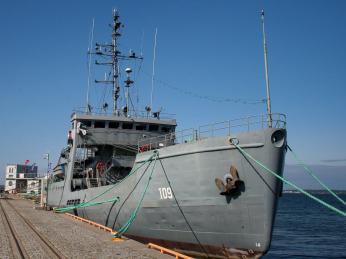 Součástí námořního muzea jsou i lodě ukotvené v přístavu