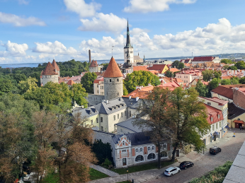 Středověké věže a kostel svatého Olafa v estonském hlavní městě Tallinnu