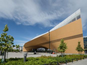 V centru Helsinek stojí nová moderní budova knihovny