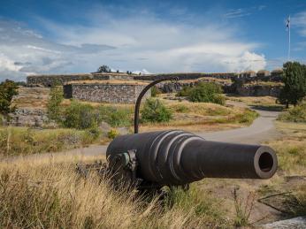 V komplexu námořní pevnosti Suomenlinna se stále nachází několik děl