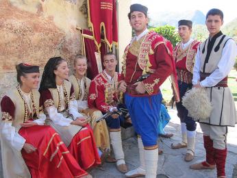 Mladí Černohorci v tradičních krojích