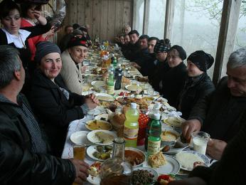 Lidé se rádi scházejí na velké oslavy