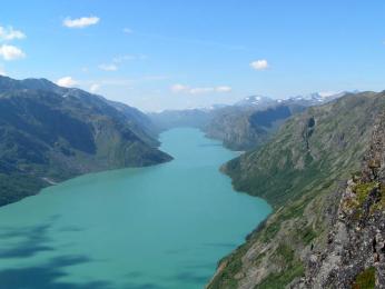 Jezero Gjende, které leží v nadmořské výšce 984 m n. m.