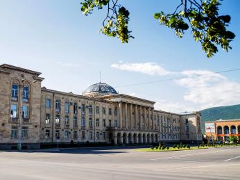 Náměstí v&nbsp;Gori, kde dřív hrdě stávala Stalinova socha