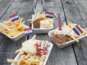 K holandským hranolkům bývá vždy na výběr spousta různých druhů omáček