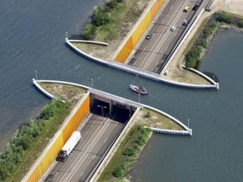 Unikátní most pro lodě, kdy auta jedou pod vodní hladinou vede na umělý ostrov Flevoland nedaleko Amsterdamu
