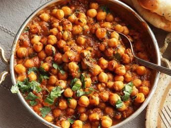 Čana (chana) masala je rozšířený zeleninový pokrm