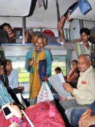 Cestování v indickém vlaku je velmi společenský zážitek
