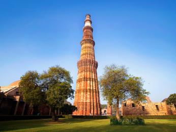 Do výšky se pnoucí prastarý minaret Kutub minár ve starém Dillí
