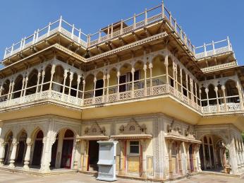 Nádherná architektura městského paláce v Džajpuru