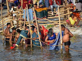 Hinduisté věří v blahodárné účinky obřadní koupele v posvátné Ganze