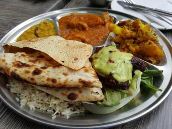 Typické jídlo v indickém stylu zvané „thálí“