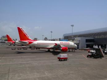 Letadlo indického národního dopravce Air India na letišti v Bombaji