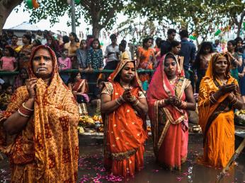 Modlící se indické ženy v Ganze, stát Bihár