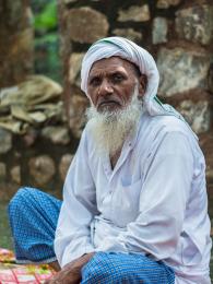Muslimské muže poznáte podle bílého oděvu a turbanu nebo čepičky