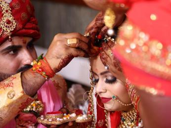 Indická nevěsta svatebním obřadem navždy opouští svou rodinu