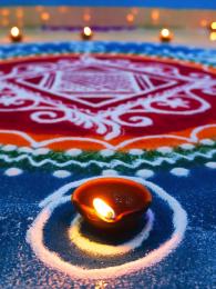 Na svátek divalí hoří po celé Indii tyto olejové svíčky