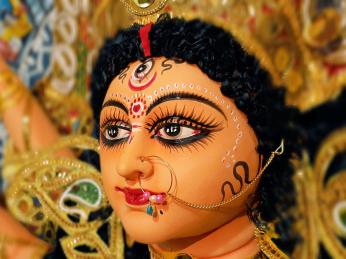 Magický pohled nádherně vyzdobené bohyně Durgy