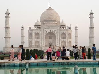 Působivou stavbu Tádž Mahalu z bílého mramoru obdivují denně tisíce lidí
