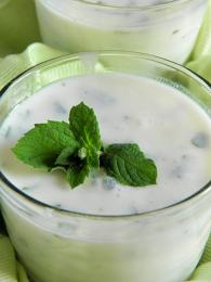 Dúgh - osvěžující jogurtový nápoj